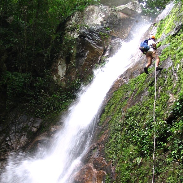 Practicar rappel – PUERTO VALLARTA, AVENTURA Y ECOTURISMO